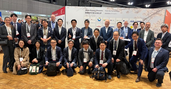 写真　スイス・バイオテック・デイ2026の日本ブースと参加企業（スイス・ビジネスハブ・ジャパン提供）