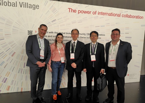 写真　グローバル・ビレッジ閉幕式前の記念撮影。左からスイス・バイオテック協会アルトルファーCEO、同グローバル・ビレッジ責任者ティツィアナ・ローザ氏、ジェトロ・ジュネーブ所長、在スイス日本大使館書記官桜井博之氏、スイス・ビジネスハブ・ジャパン・シニア・アドバイザー（ジェトロ撮影）