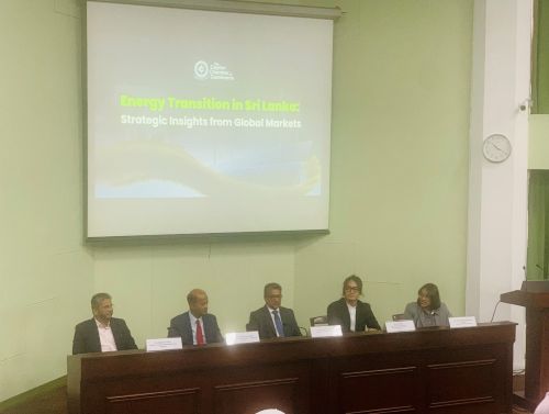 写真　セイロン商業会議所主催セミナーの様子。左から、再エネ開発者連盟のペレラ会長、PUCSLのクマーラシンハ委員長、エネルギー省のアポンス事務次官（ジェトロ撮影）