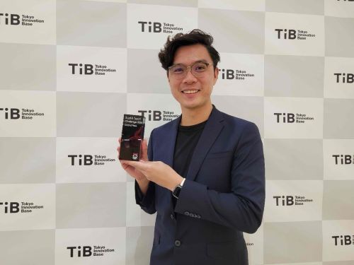 写真　優勝トロフィーを掲げるチョー・チー・ホーCEO（ジェトロ撮影）