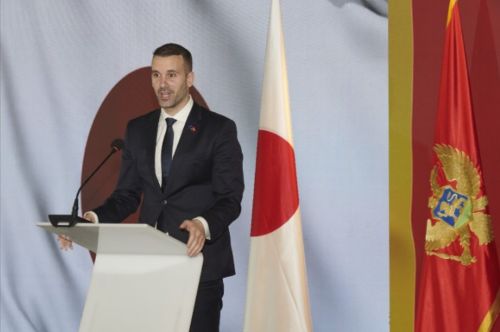 写真　ビジネスフォーラムであいさつするスパイッチ首相（ジェトロ撮影）
