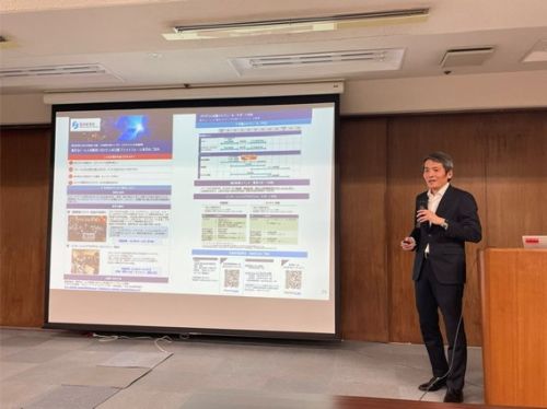 写真　講演する経済産業省の朝倉大輔南西アジア室長（ジェトロ撮影）