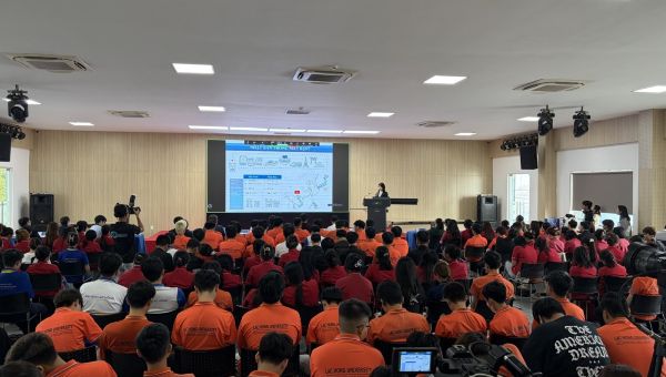 写真　ラクホン大学会場で聴講する学生たち（ジェトロ撮影）