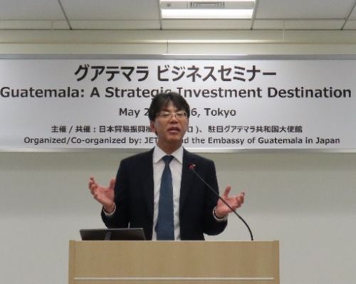 写真　講演を行う伊藤取締役（ジェトロ撮影）