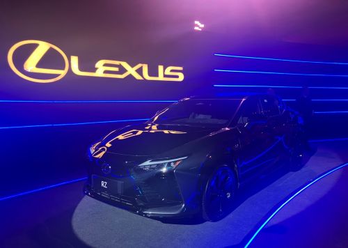 写真　エジプト市場に導入された「レクサスRZ」（ジェトロ撮影）
