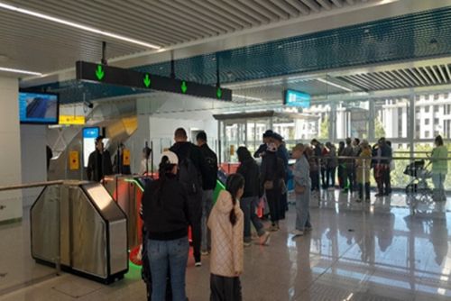 写真　バイテレク駅舎内、混乱はなく落ち着いて運営されていた（ジェトロ撮影）