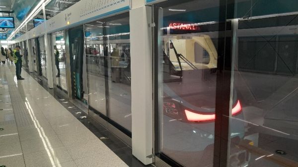 写真　駅舎内のLRT車両（ジェトロ撮影）