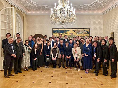 写真　大使公邸でのネットワーキング交流会の様子（在オーストリア日本大使館提供）