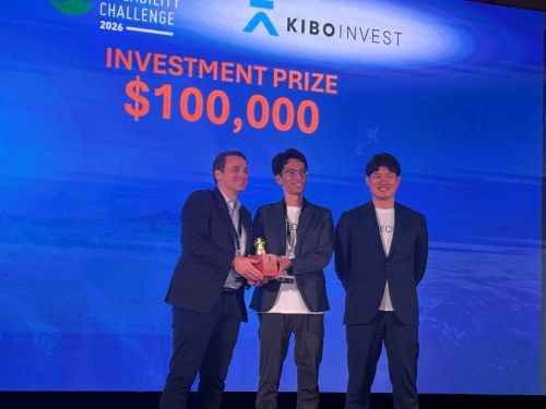 写真　投資資金10万Sドルを授与されたSPACECOOLの末光CEO（中央）と木嶋優斗インターナショナルパートナーセールス・マネジャー（ジェトロ撮影）