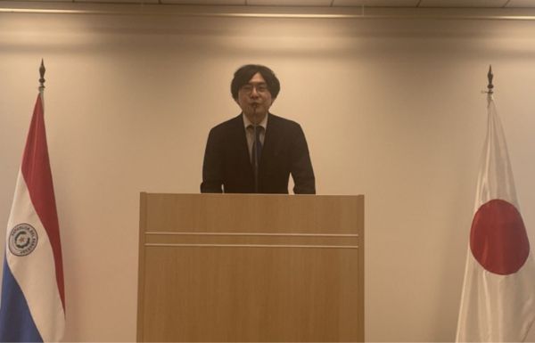 写真　講演を行う萩原取締役執行役員（ジェトロ撮影）