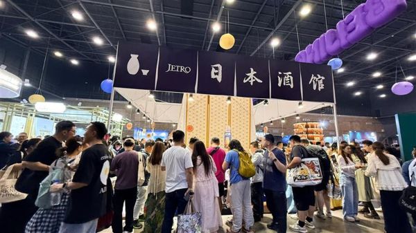 写真　来場者でにぎわう日本館（ジェトロ撮影）