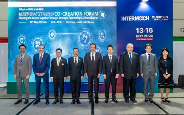写真　フォーラム共催者、後援者および登壇者のフォトセッション（ジェトロ撮影）
