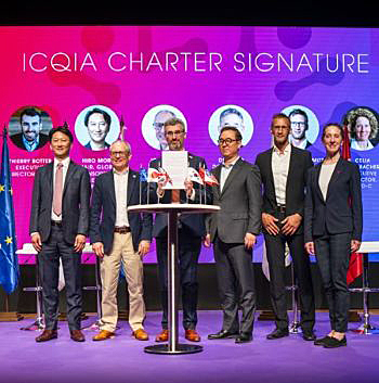 写真　ICQIA拡大に係る規約改定署名式の様子（Q-EXPO提供）