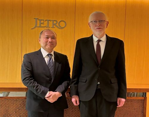 写真　ジェトロ片岡進副理事長（左）とルレゾン・ヤクシウ・デジタル化・公共行政相（右）（ジェトロ撮影）