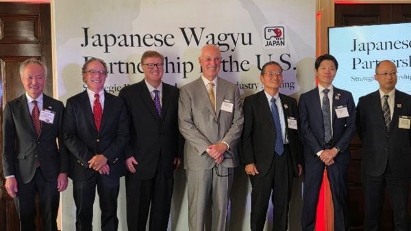 写真　JWMI、農林水産省など関係者らのフォトセッション（ジェトロ撮影）
