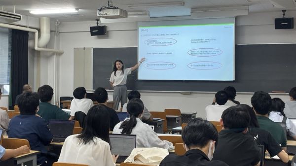 写真　ファインダーズAIジャパンによる講義の様子（ジェトロ撮影）