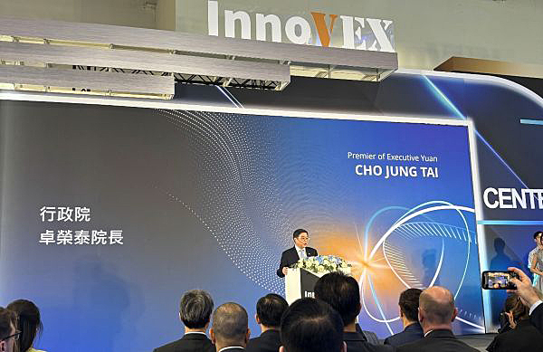 写真　InnoVEX開幕式でスピーチする卓行政院長（日本台湾交流協会提供）