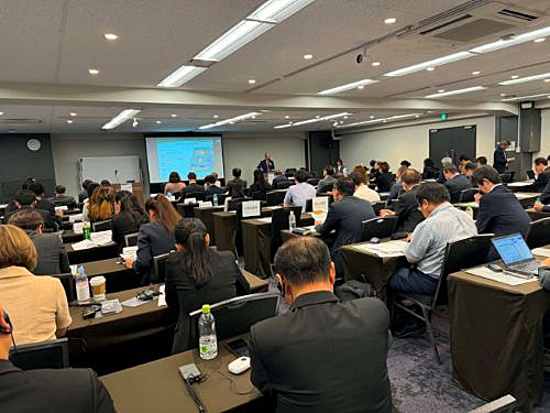 写真　交流会でのラオス進出日系企業による講演の様子（ラオス日本センター提供）
