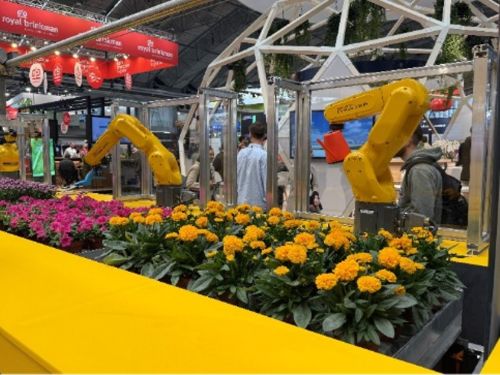 写真　自律栽培を支えるロボットシステム（ジェトロ撮影）