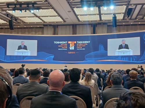 写真　ミルジヨエフ大統領の開会あいさつ（ジェトロ撮影）