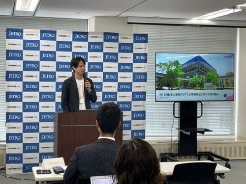 写真　NTT西日本国際室の木村初夫氏による講演（ジェトロ撮影）
