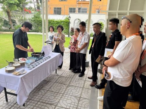 写真　周藤料理人による和牛ステーキの焼き方実演の様子（ジェトロ撮影）