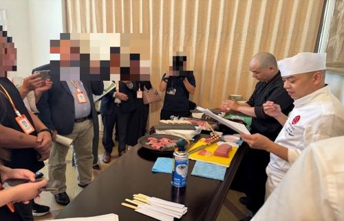 写真　フック親善大使による寿司（すし）のデモンストレーションの様子（ジェトロ撮影）