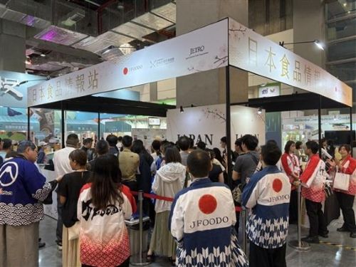 写真　JFOODOブースに集まる来場者の様子（ジェトロ撮影）
