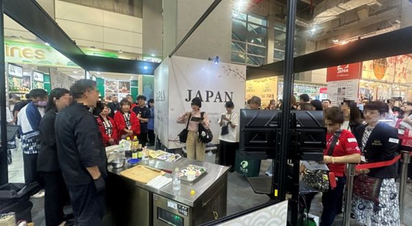 写真　日本人専門家による調理デモンストレーションの様子（ジェトロ撮影）