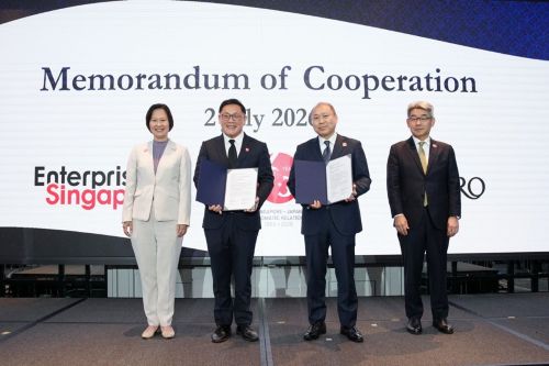 写真　（左から）協力覚書の交換で記念撮影に応じるガン・シオフアン国務相、リー・チュアンテック企業庁長官、片岡進ジェトロ副理事長、石川浩司駐シンガポール日本大使（ジェトロ撮影）