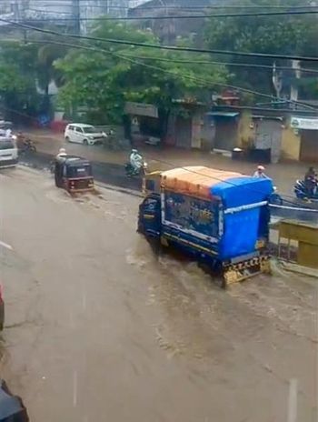 写真　豪雨によるムンバイ市内の洪水の様子（ジェトロ撮影）