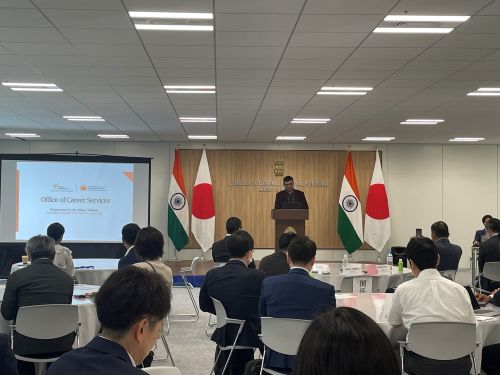 写真　IITH関係者による福岡での講演の様子（ジェトロ撮影）