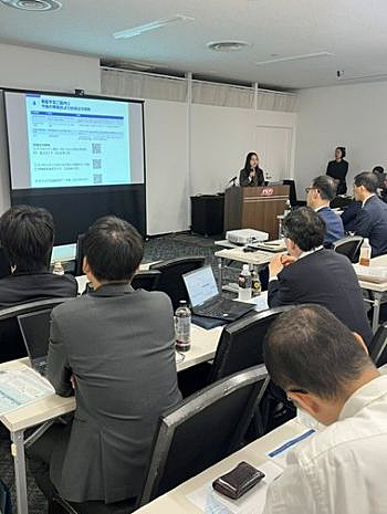 写真　ジェトロの発表の様子〔デロイトトーマツ（セミナーの運営請負会社）提供〕