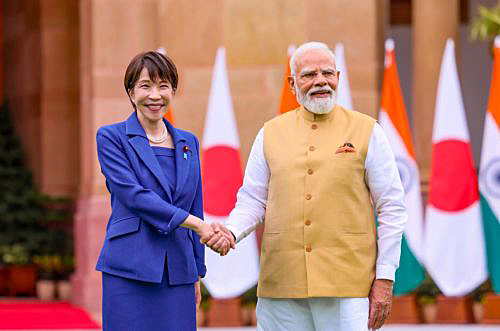 写真　握手する高市首相とモディ首相（日本の首相官邸サイトより）