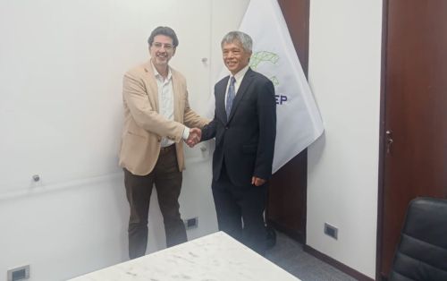 写真　貿易投資促進のため政府の取り組みに協力すると話すサパタ会長（左）（ジェトロ撮影）