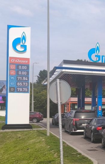 写真　法改正後7月10日時点の同じスタンドではオクタン価95のガソリンが販売されている（ジェトロ撮影）