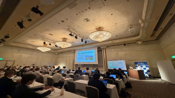 写真　スギノマシン代表取締役社長の杉野岳氏による講演の様子（ジェトロ撮影）