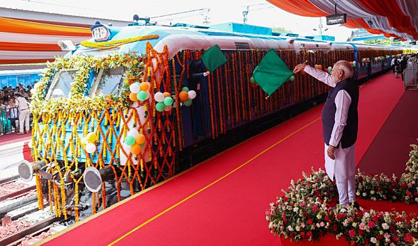 写真　水素燃料列車出発式の様子（インド首相府提供）