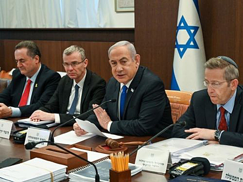 写真　7月26日の閣議で発言するネタニヤフ首相（右から2人目）（イスラエル首相府提供）