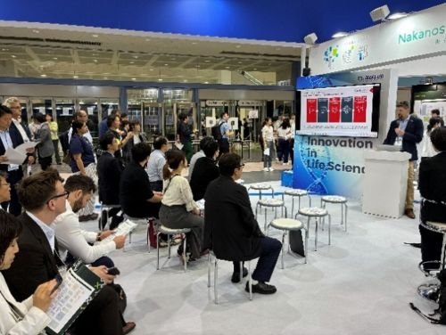 写真　WHX Osakaにてピッチを行う海外スタートアップ（ジェトロ撮影）