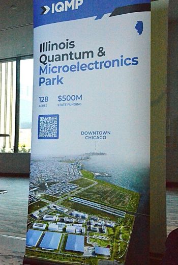 写真　GQF26の会場で展示されたIQMP完成予想図バナー（ジェトロ撮影）