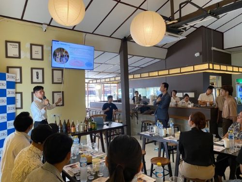 写真　焼酎試飲の様子（ジェトロ撮影）