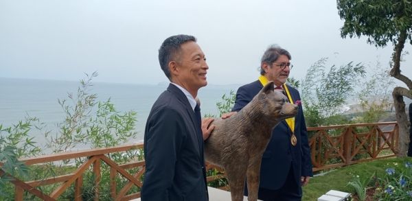 写真　ハチ公像を紹介する渋谷区の長谷部区長（左）とミラフローレス区のカナレス区長（ジェトロ撮影）