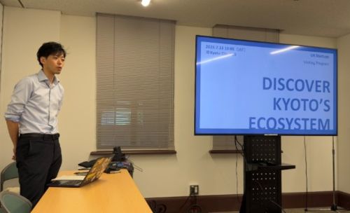 写真　京都市による外国企業支援策の説明（ジェトロ撮影）