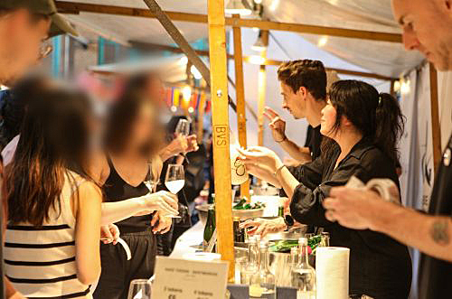 写真　ワイングラスを手に多様なSAKEを飲み比べる来場者（マルクトハレ・ノイン提供）