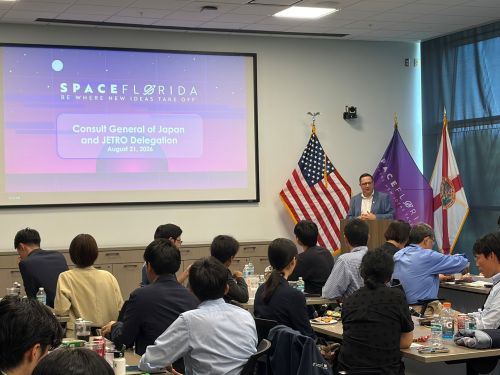 写真　スペース・フロリダの取り組みについて説明を受ける様子（ジェトロ撮影）