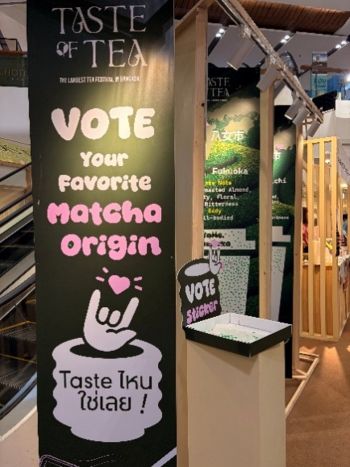 写真　会場での日本産抹茶に関するアンケートを呼びかける様子（ジェトロ撮影）