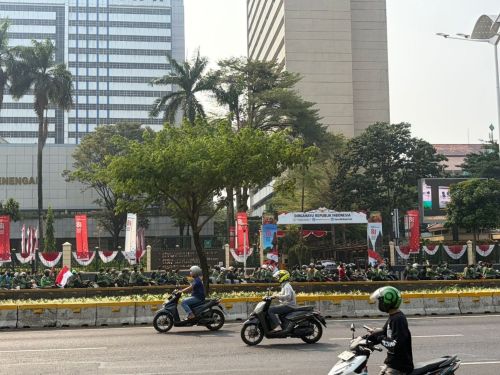 写真　デモ参加に向けてバイクで移動する人々（道路奥側）（ジェトロ撮影）