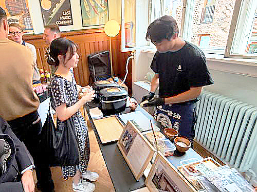 写真　ネットワーキングの場では日本食も提供された（在デンマーク日本大使館提供）
