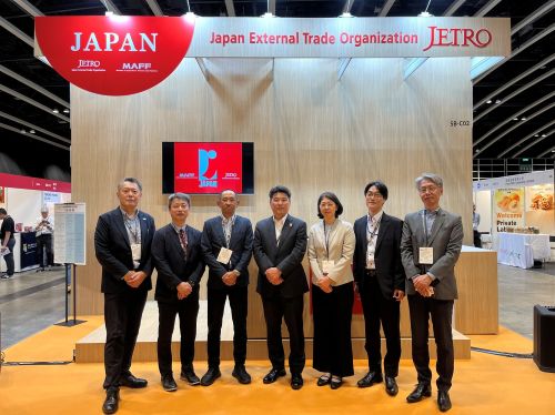 写真　ジャパンエリアのオープニングイベントの様子（中央が山口潤一郎農林水産省輸出・国際局長）（ジェトロ撮影）